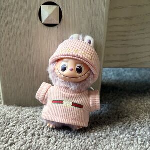Pink G shirt and beanie for mini Labubu (pin for love size)